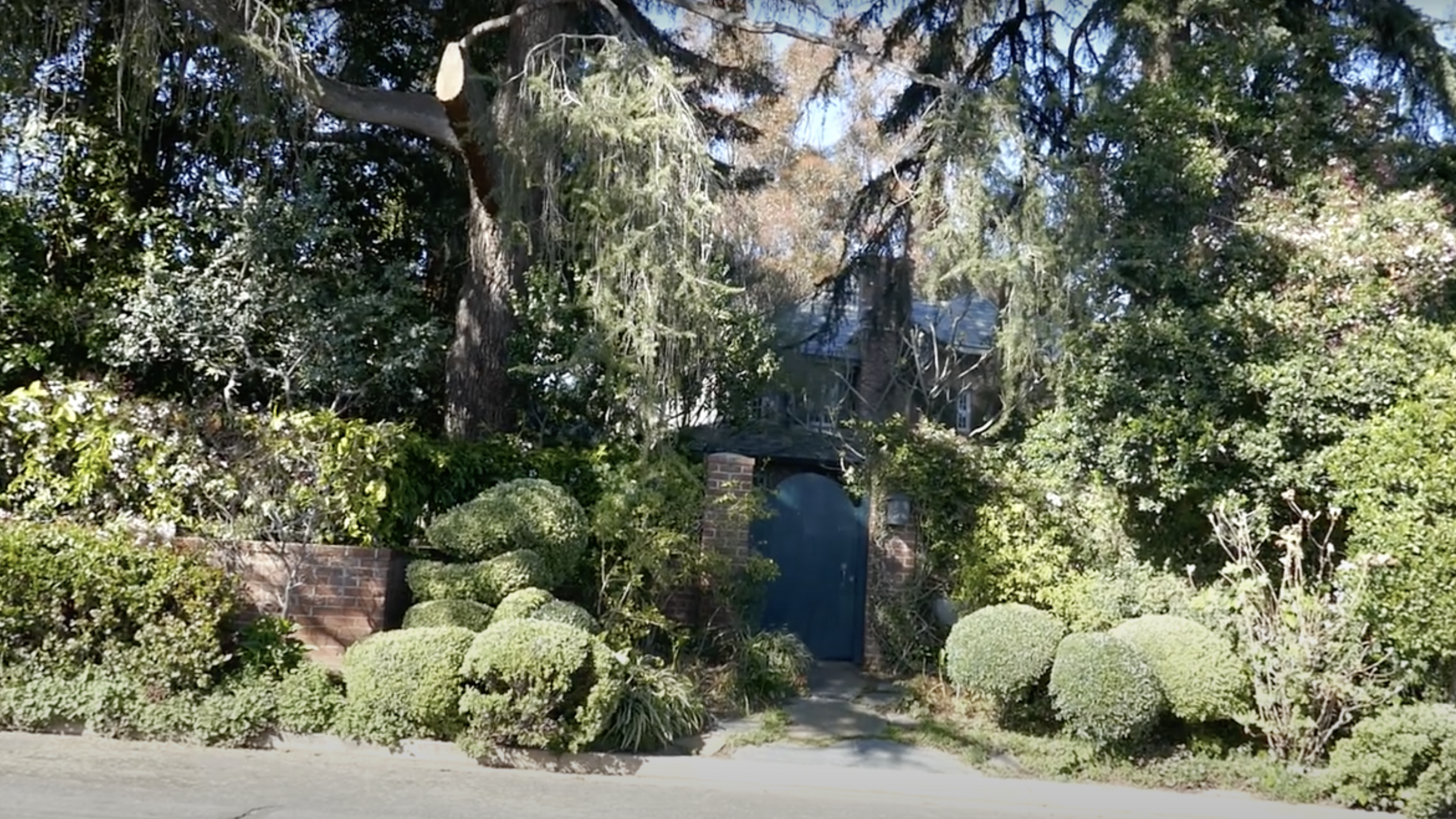 A look outside Mark Harmon's home from a video dated March 25, 2023. | Source: YouTube/Barry King