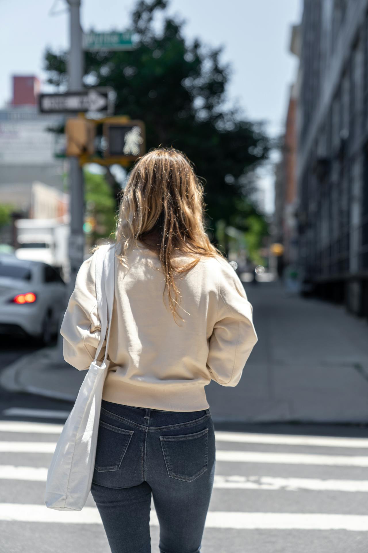 A young woman crossing the street | Source: Pexels