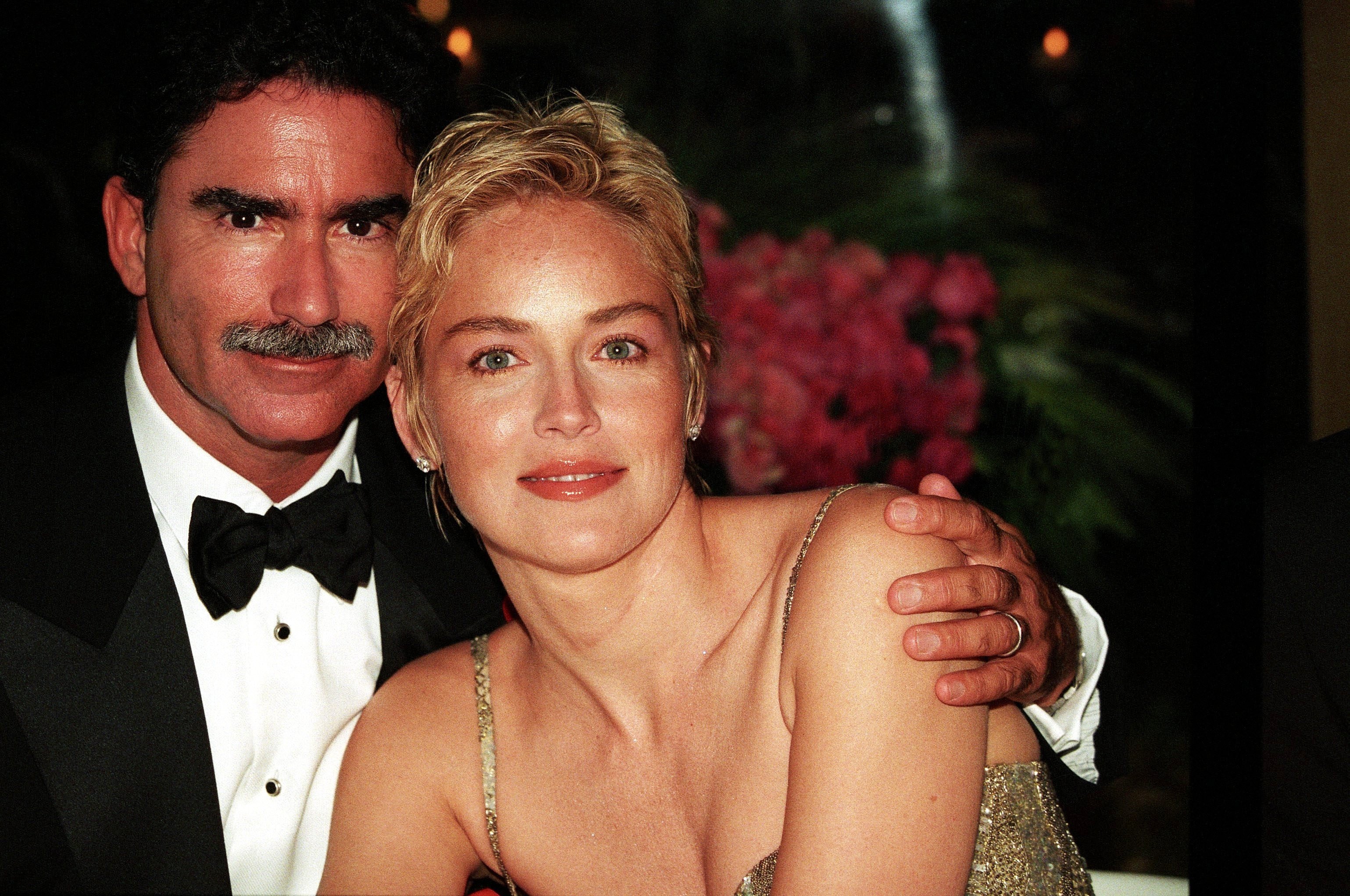 Phil Bronstein and Sharon Stone at "Amfar's" Evening at Moulin in Mougins, France, on May 21, 1998. | Source: Pool Benainous/DUCLOS/Gamma-Rapho/Getty Images