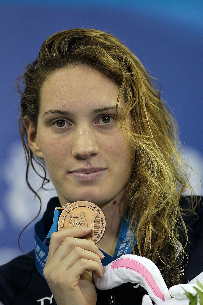 Camille Muffat de France pose avec sa médaille de bronze dans la finale du 200 m nage libre femmes au cours de la douzième journée des 14ème Championnats du monde FINA à l'Oriental Sports Center le 27 juillet 2011 à Shanghai, Chine. | Photo : Getty Images