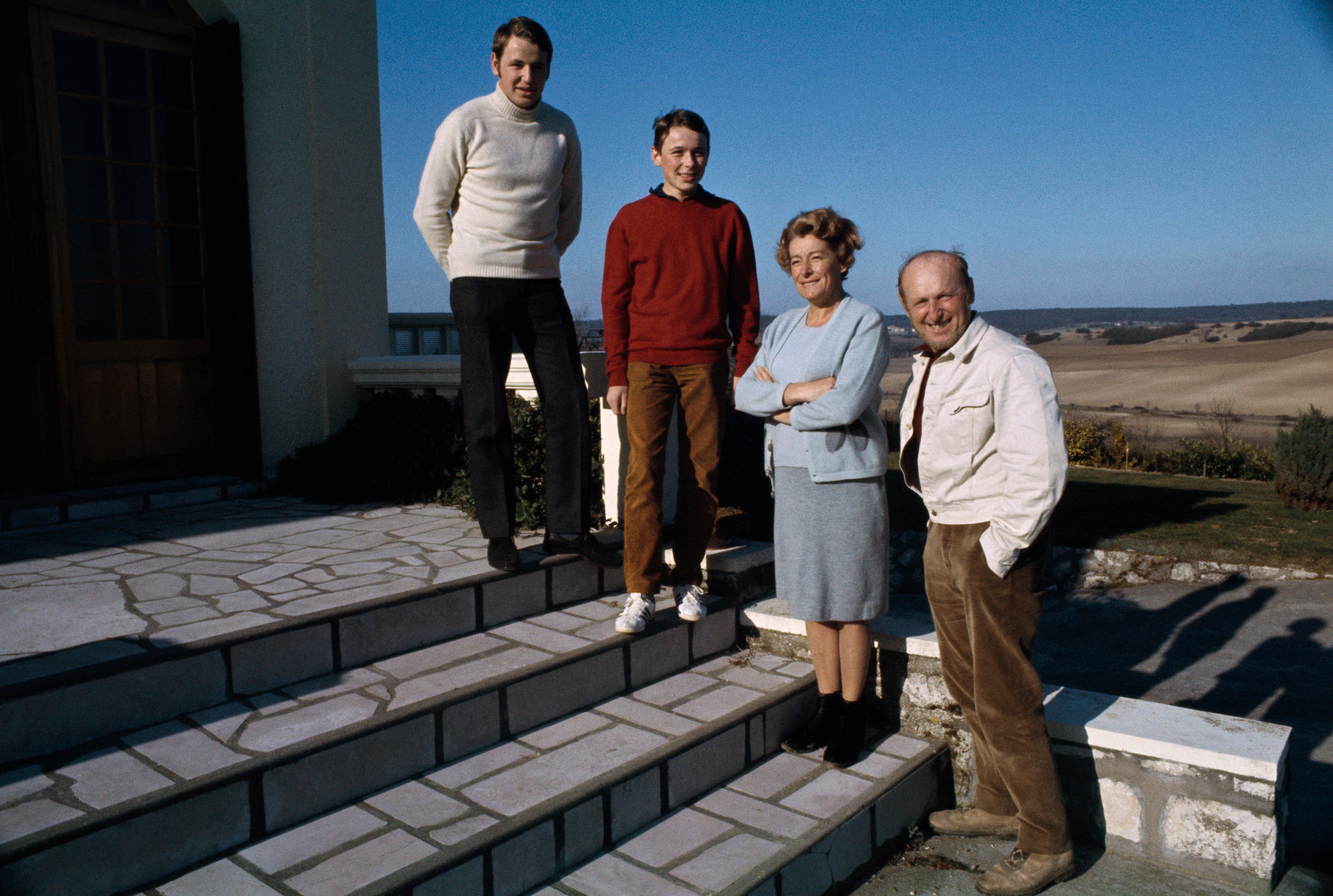 Bourvil aux côtés de sa femme et de ses deux enfants. l Source : Getty Images