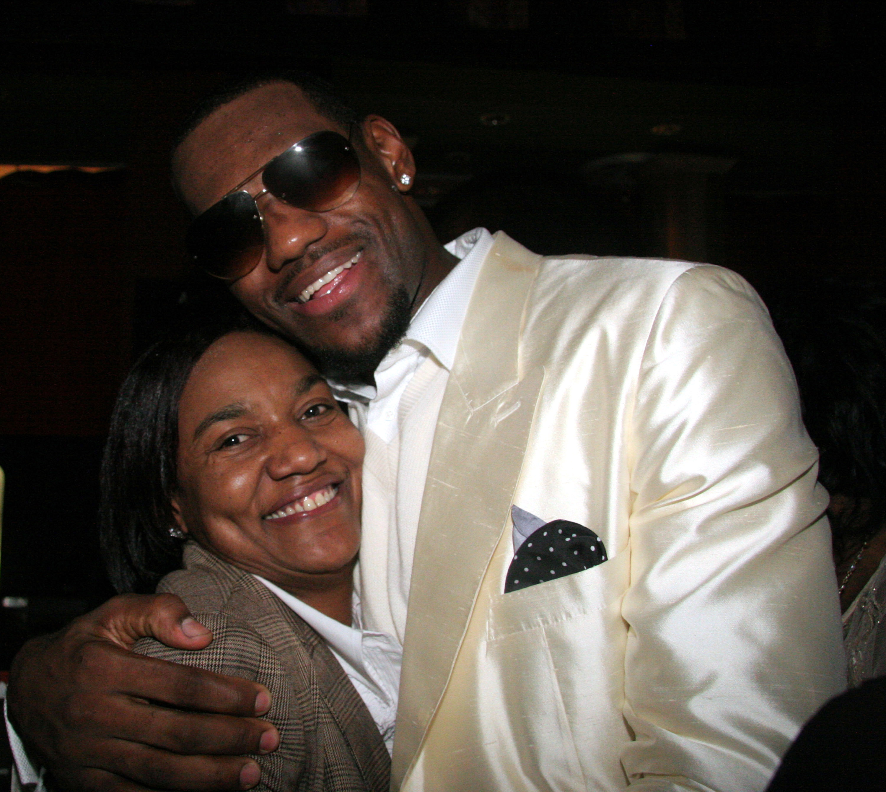 LeBron James and his mom Gloria on December 29, 2005 | Source: Getty Images