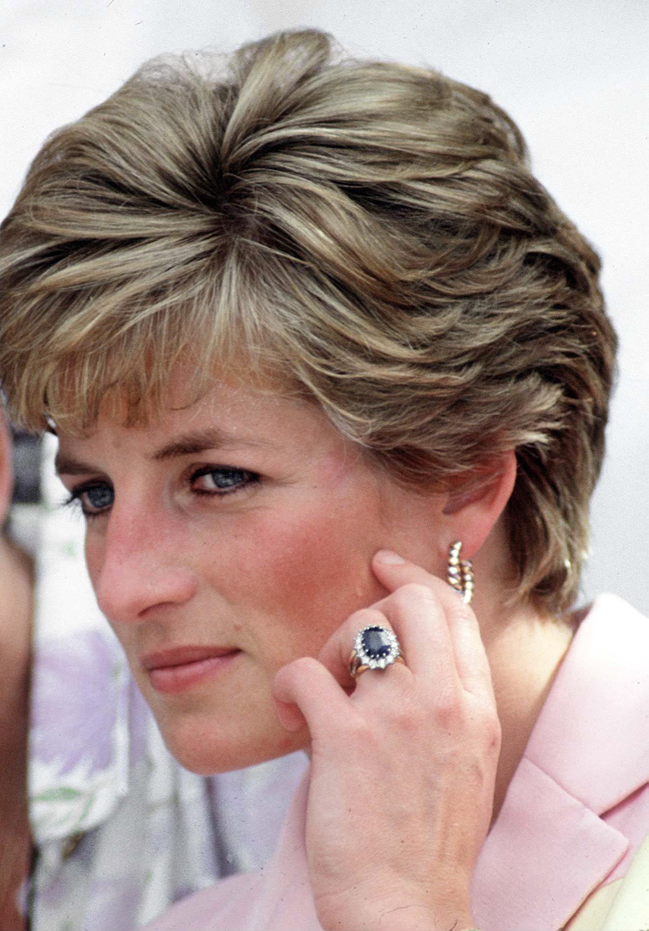 Princess Dianas sapphire engagement ring, seen on April 25, 1991 | Source: Getty Images