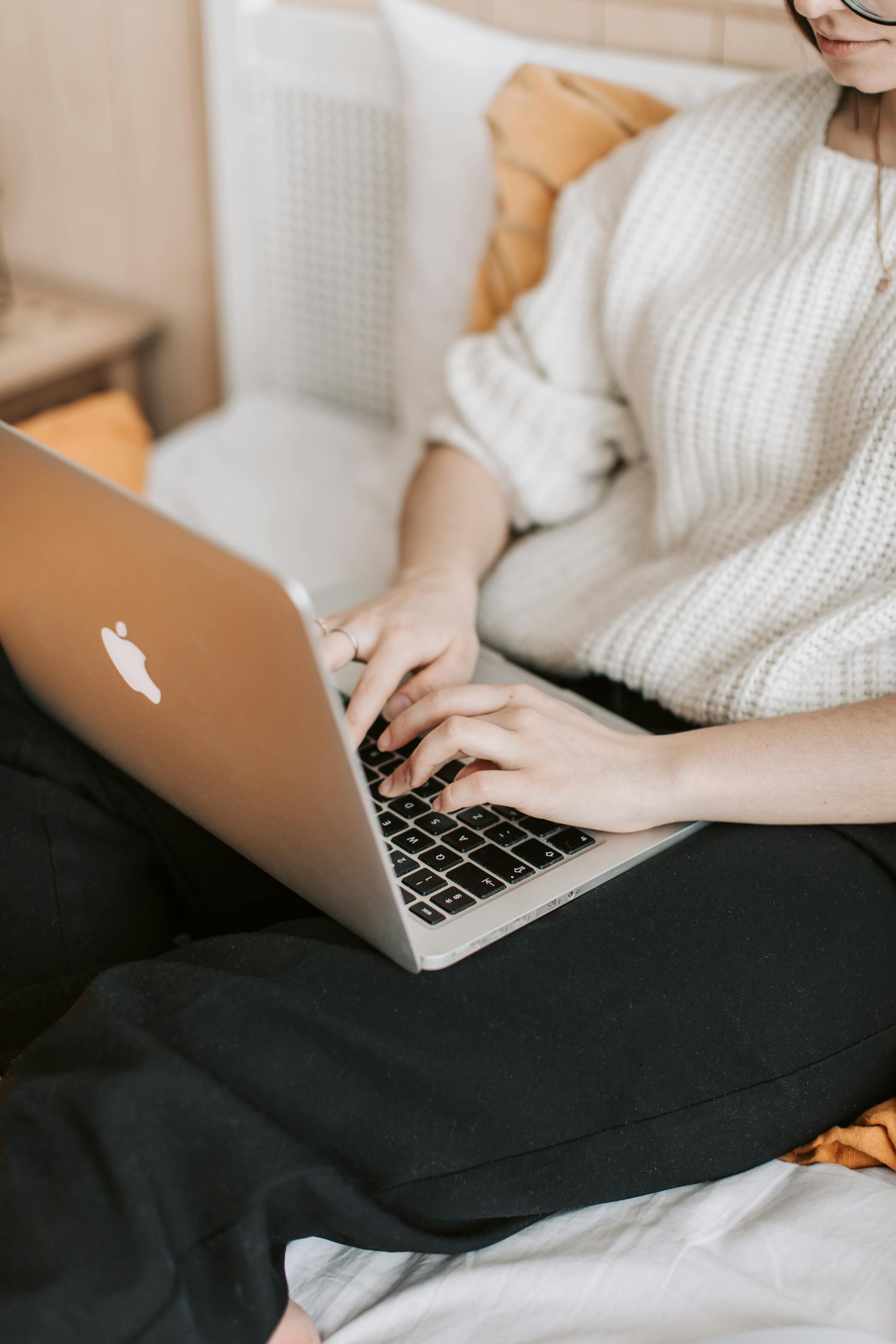 A person using their laptop in bed | Source: Pexels