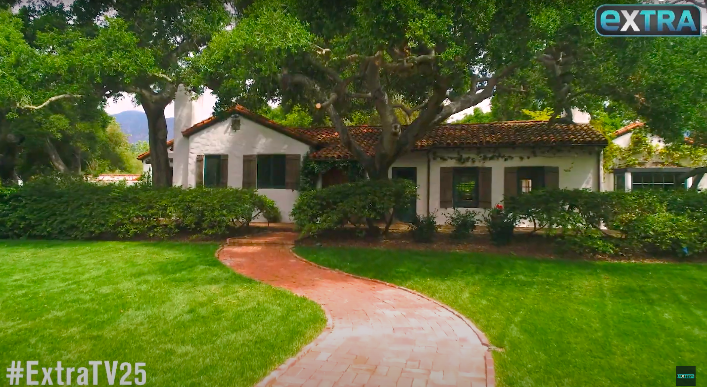 A front view of Jeff Bridges' former home, posted on August 17, 2019 | Source: YouTube/extratv