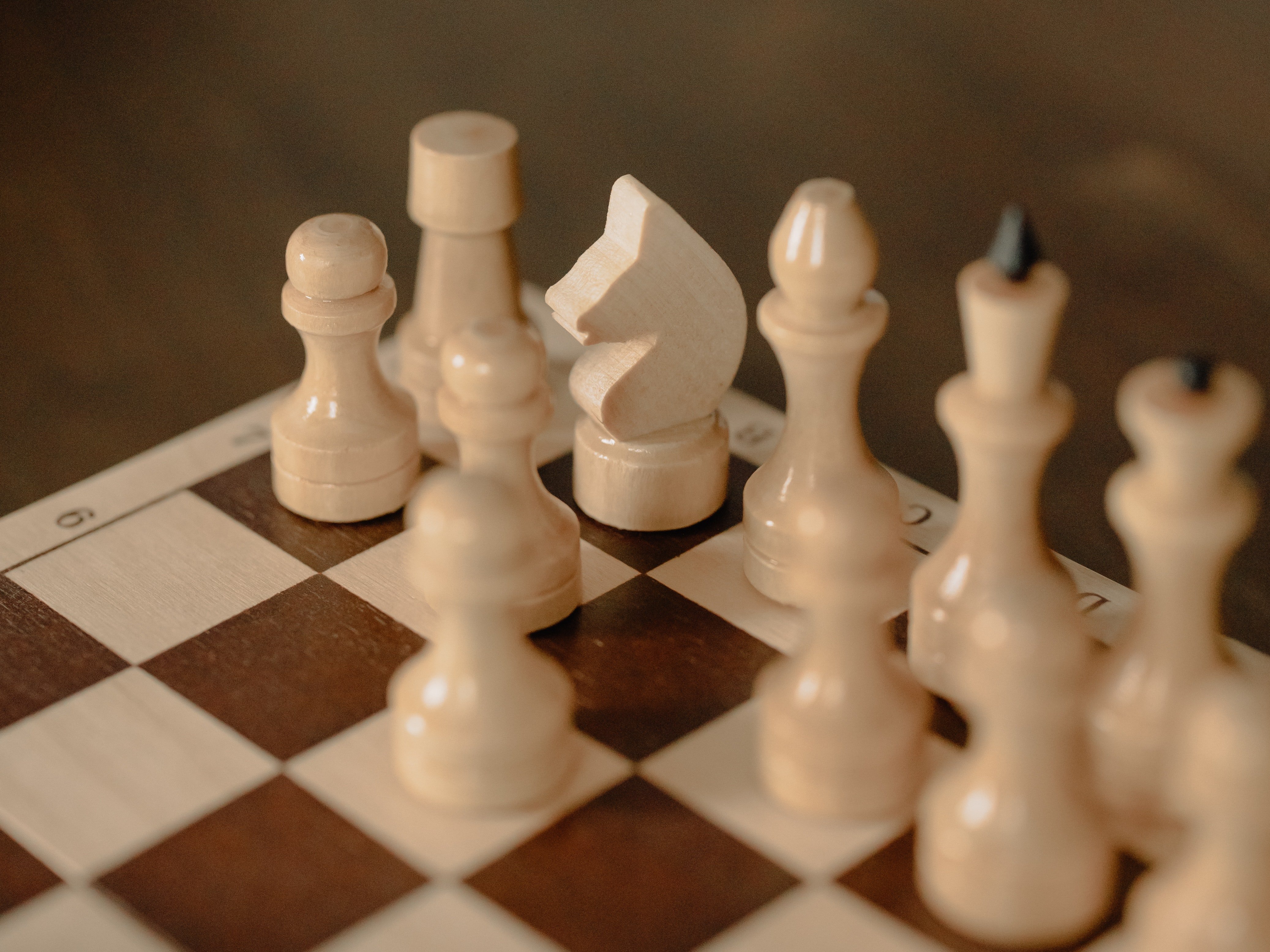 Photo of chess pieces on a chess board | Photo: Pexels