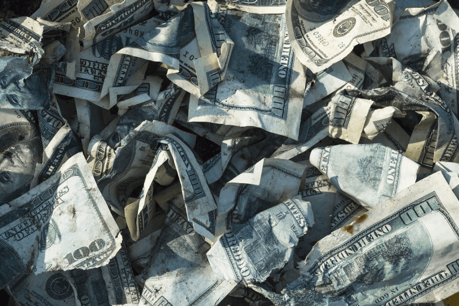 Verknitterte 100-Dollarscheine. | Quelle: Shutterstock