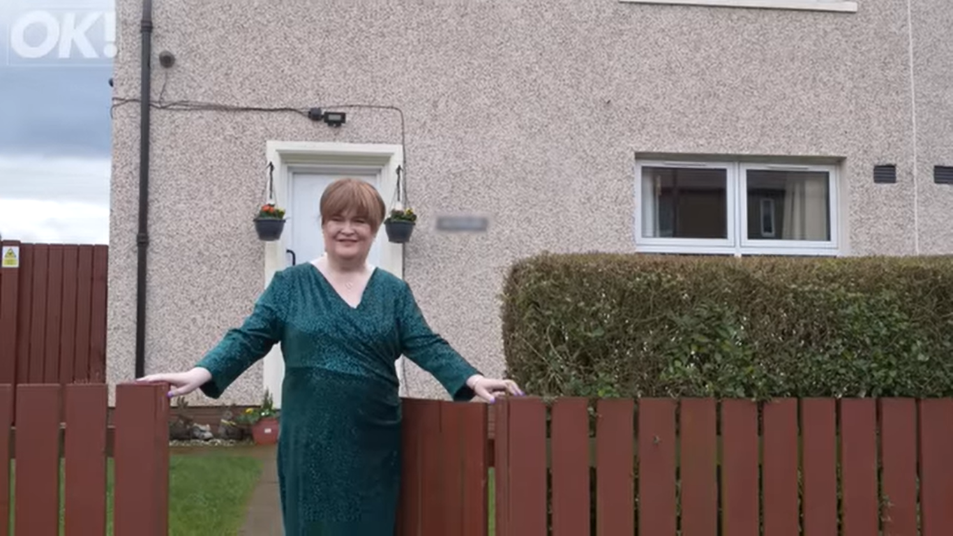 Susan Boyle pictured outside her childhood home in Blackburn, Scotland. | Source: YouTube/OK!MagazineUK