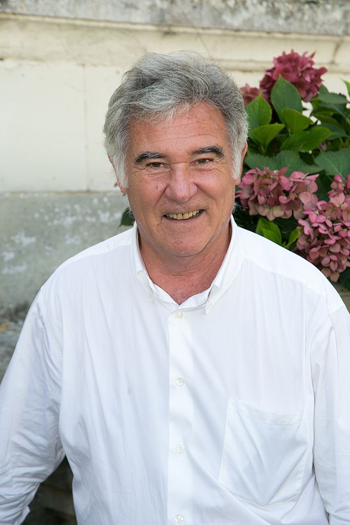 Georges Pernoud participe à la 20e édition du salon du livre "La Foret des Livres" le 30 août 2015 aux Chanceaux-pres-Loches, France. | Photo : Getty Images
