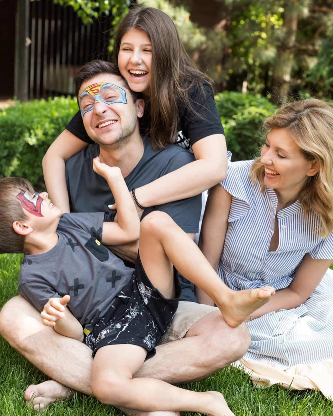 Volodymyr Zelenskyy with Olena Zelenska and their kids, Oleksandra and Kyrylo, from a post dated June 1, 2019 | Source: Instagram/olenazelenska_official/