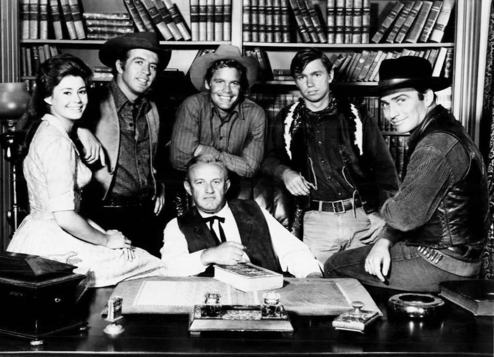 Roberta Shore (Betsy Garth), Clu Gulager (Emmett Ryker), Doug McClure (Trampas), Randy Boone (ranch hand), and James Drury (The Virginian) in "The Virginian" in 1964. | Source: Wikimedia Commons.