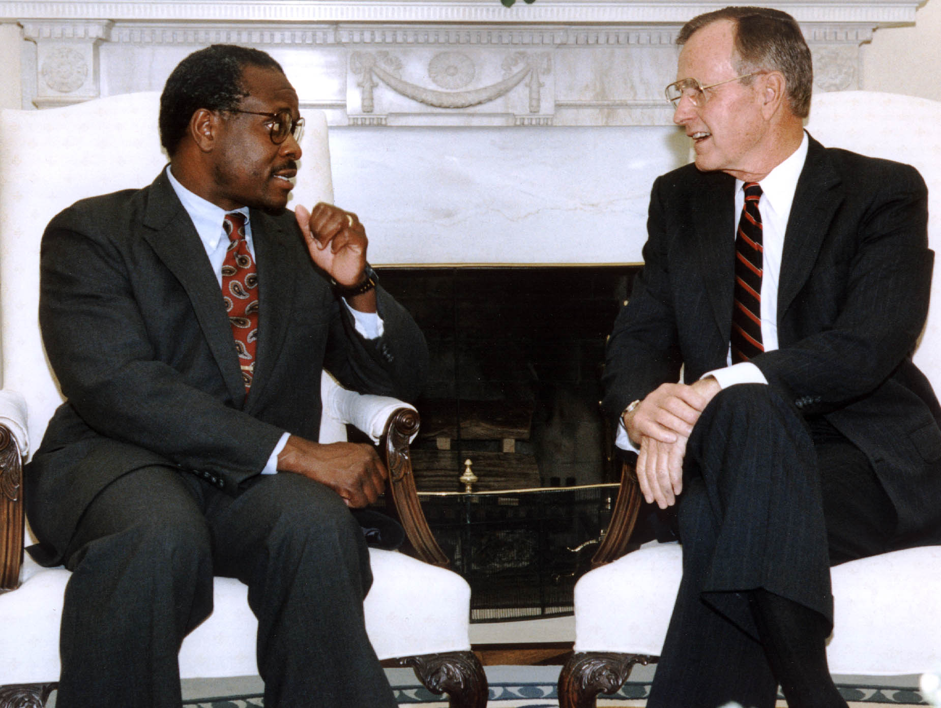 Clarence Thomas meeting with US President George HW Bush in 1999 in Washington, DC | Source: Getty Images