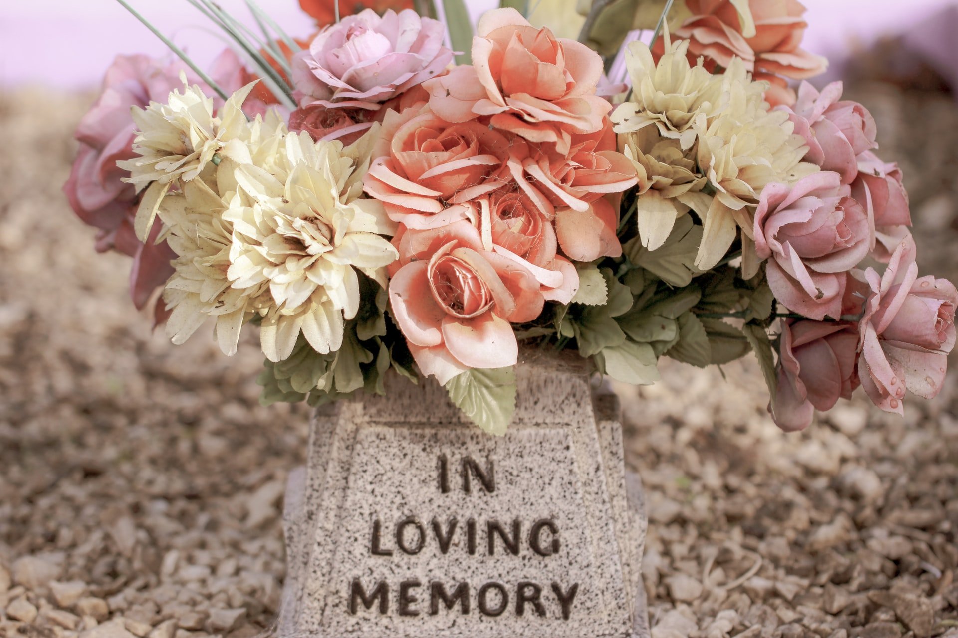 OP left a gift and some flowers at her mother's grave | Source: Unsplash