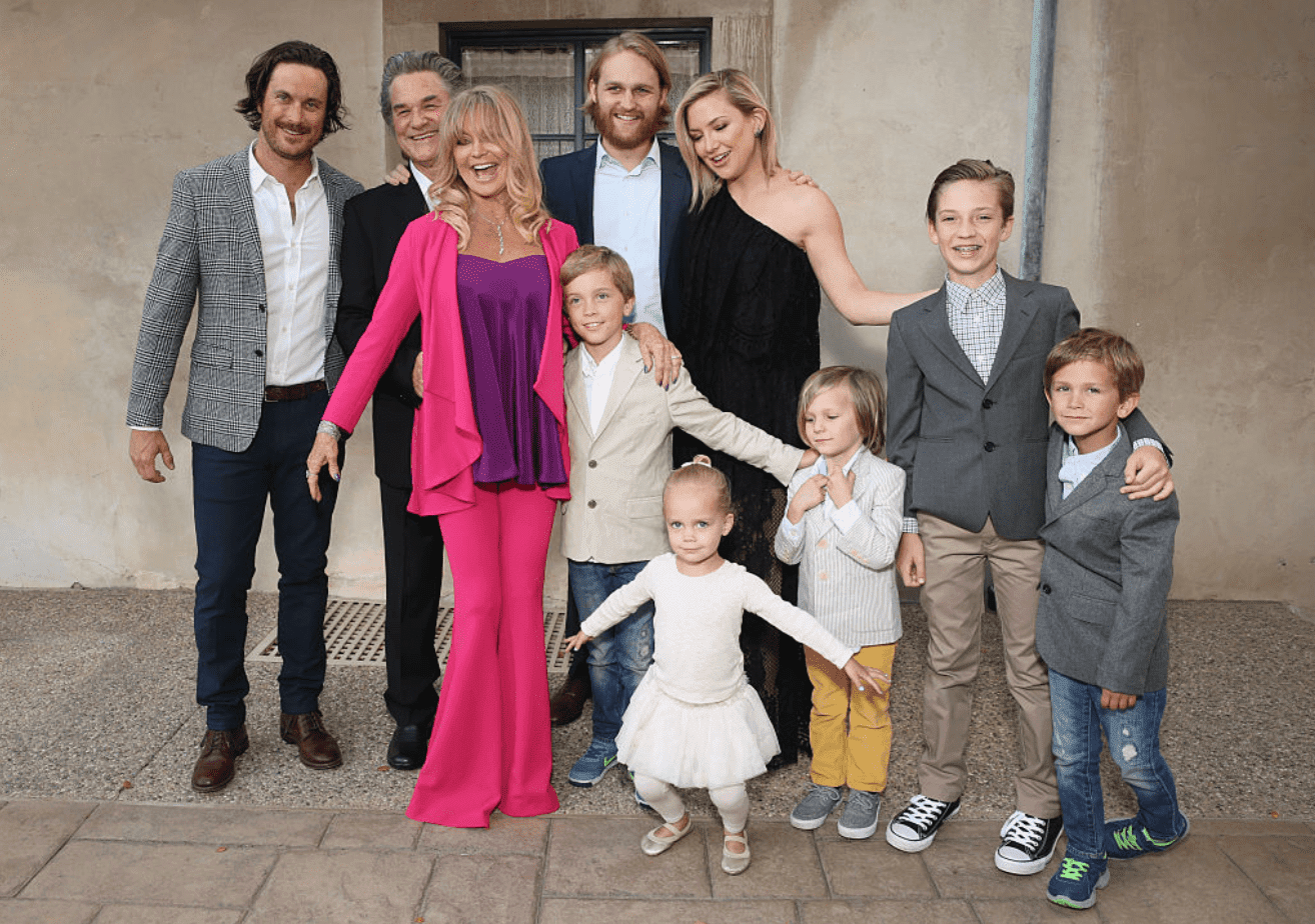 Goldie Hawn and Kurt Russell with their family and grandkids. | Source: Getty Images