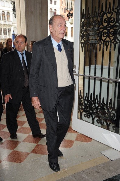 Jacques Chirac assiste au vernissage de l'exposition "Il Mondo Vi Appartiene" en Italie. | Photo : Getty Images