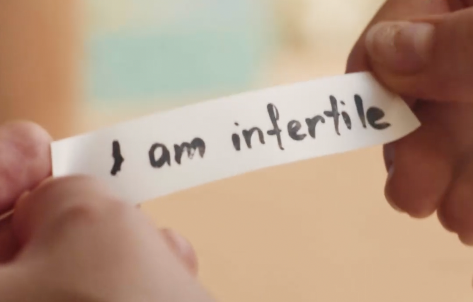 Woman holds a note 'I am infertile' | Source: AmoMama