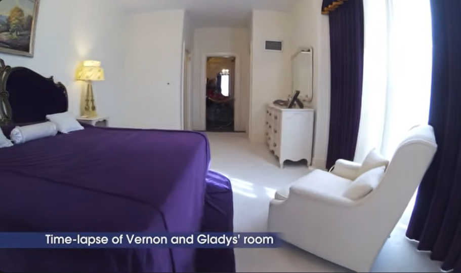 Elvis Presley's parents' bedroom in his Graceland Mansion from a video dated October 18, 2016 | Source: youtube.com/@VisitGraceland