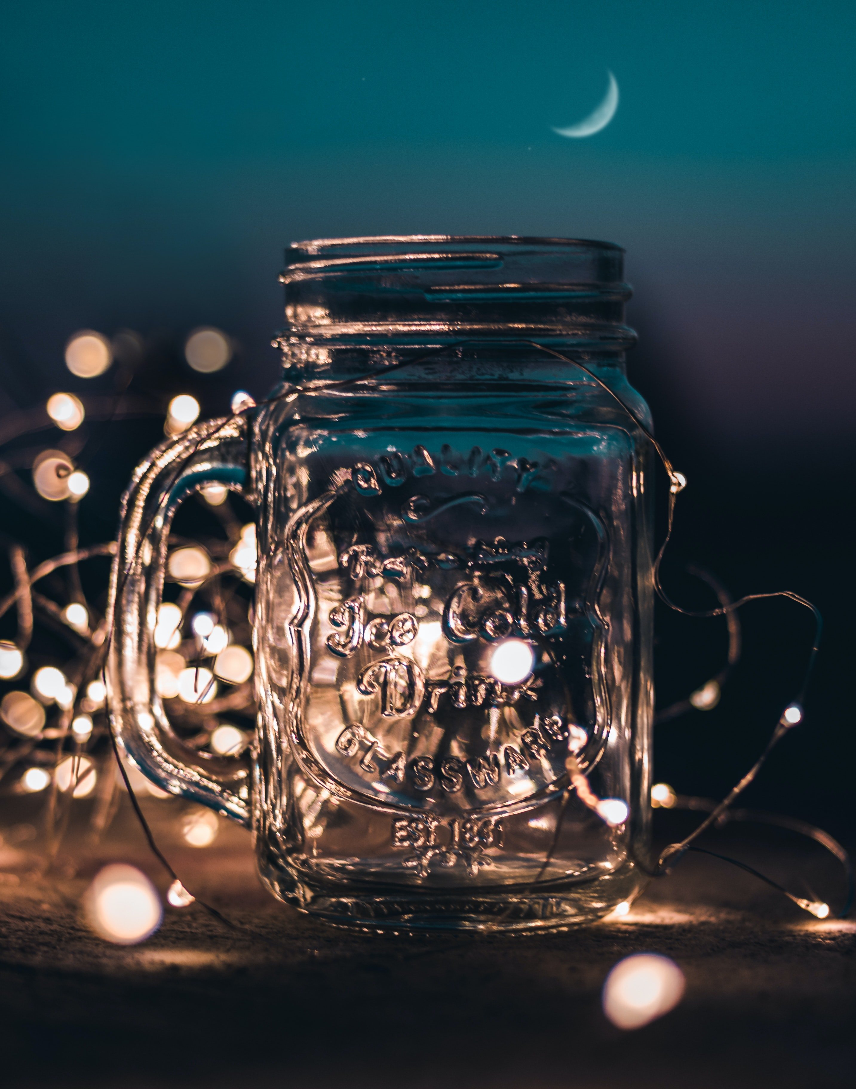 You can decorate a glass mug like this one with paint pens. | Photo: Pexels.