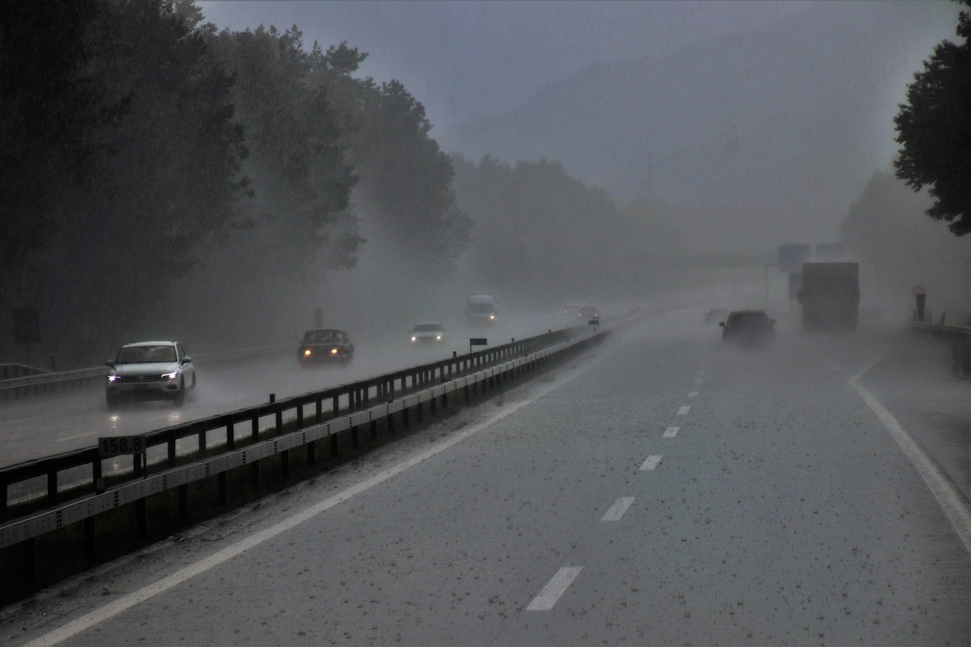 Pictured - Vehicles traveling on the highway during the rain and misty conditions | Source: Pixabay