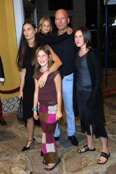 Demi Moore and Bruce Willis with their daughters Rumer (R) and Scout arrive at the premiere of the film "Bandits" October 4, 2001 in Westwood, CA. | Source: Getty Images.