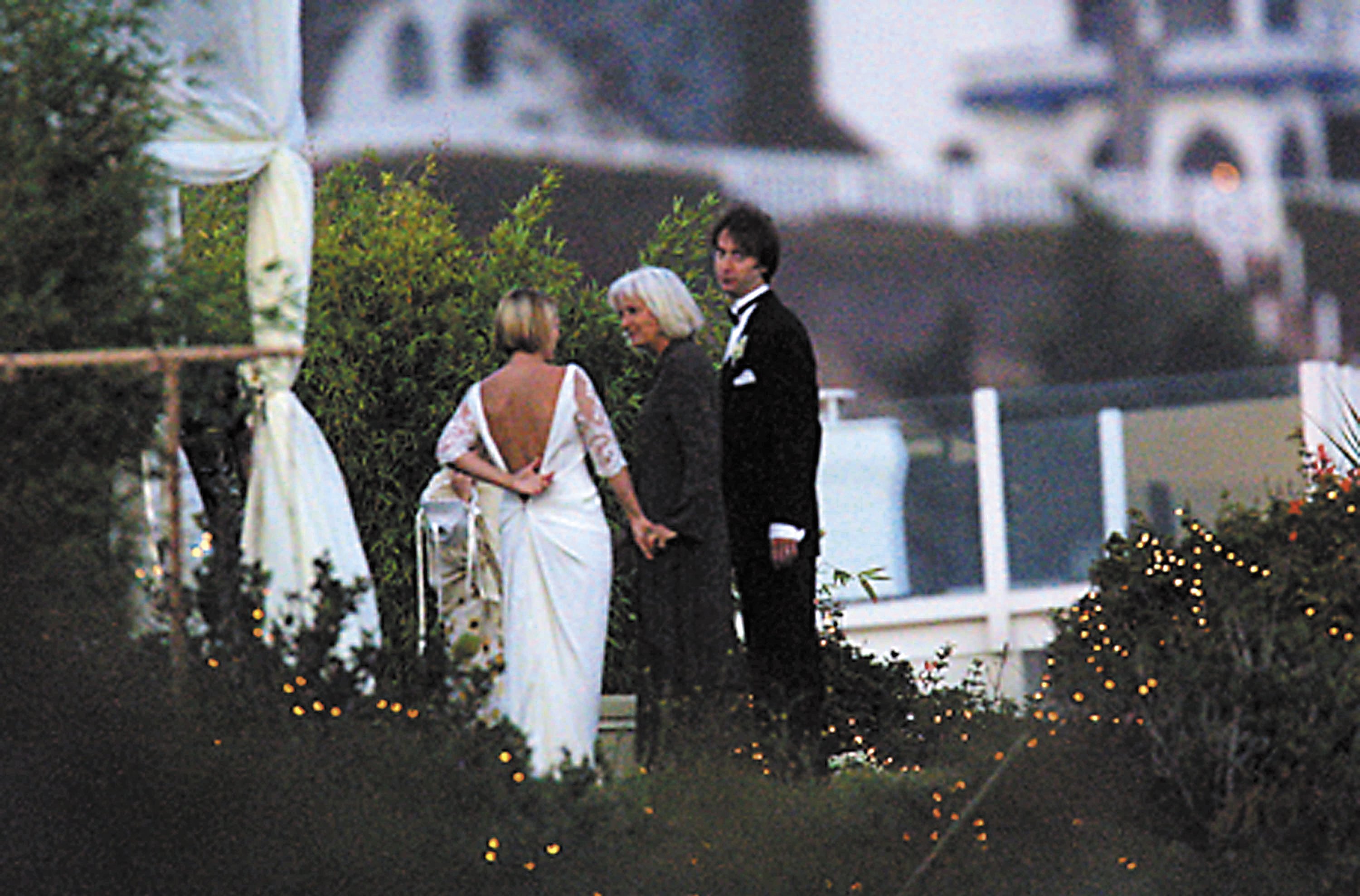 Drew Barrymore and Tom Green get married at a private ceremony in Malibu, California, on July 10, 2001 | Source: Getty Images