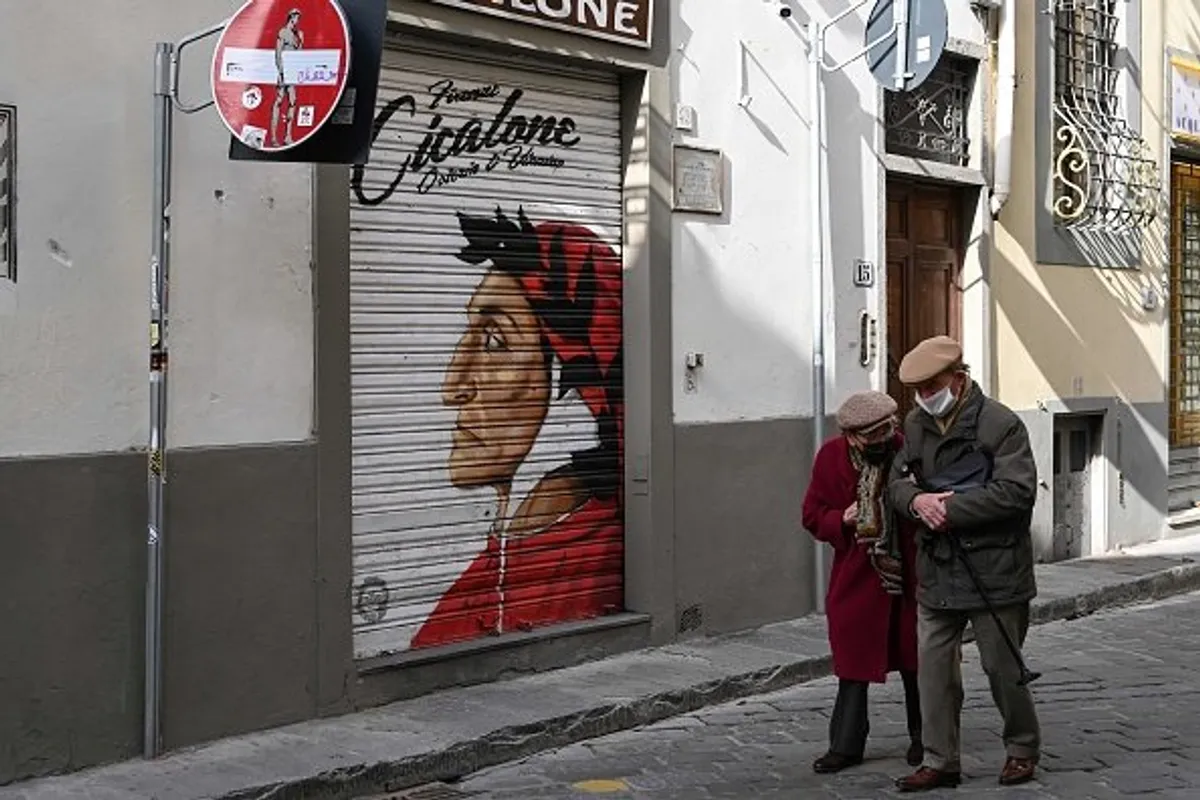 Un couple de retraités marche dans la rue.| Photo : Getty Images