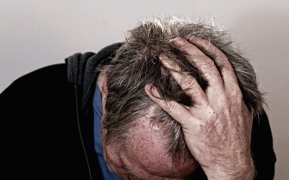 Hombre angustiado con una mano sobre su cabeza. | Foto: Pixabay