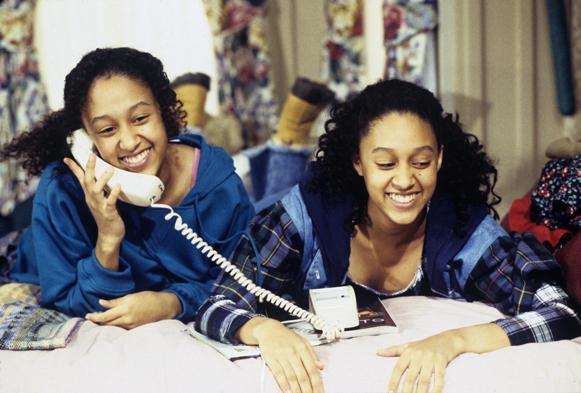 Tia and Tamera Mowry on the set of "Sister, Sister," 1994 | Source: Getty Images