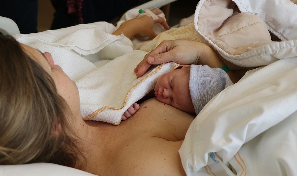 Madre y bebé| Foto: Pixabay