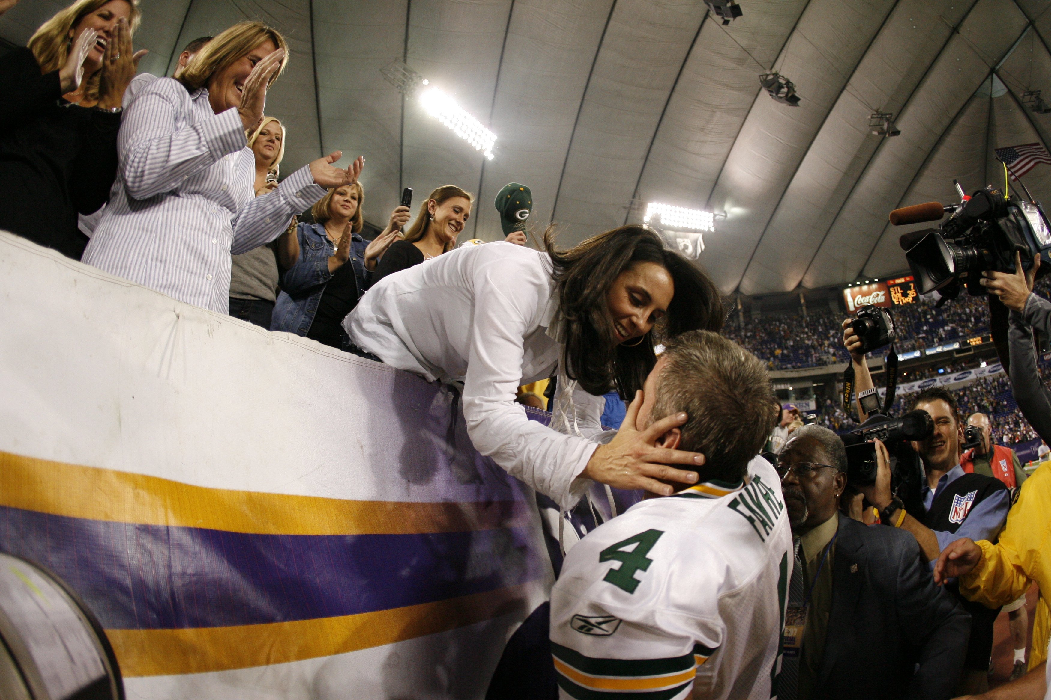 Brett Favre is congratulated by his wife Deanna after a Green Bay Packers win in 2007. | Source: Getty Images