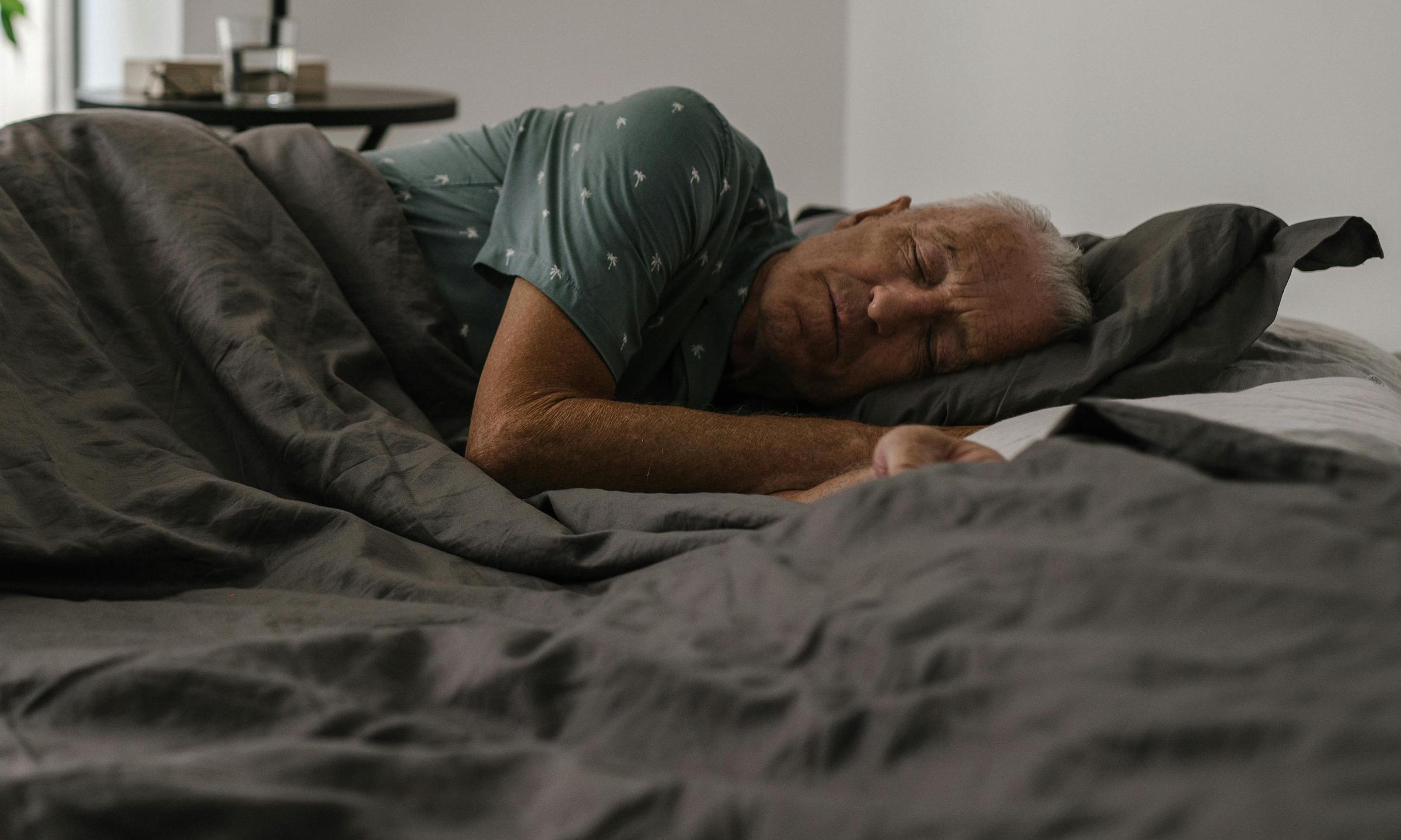 A sick-looking man lying in bed | Source: Pexels