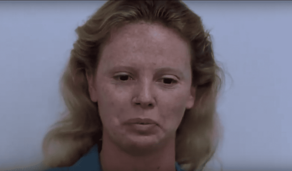 Charlize Theron dans Monster (2003) | Youtube/BestMoviestarsScene Charlize Theron dans Monster (2003) | Youtube/BestMoviestarsScene