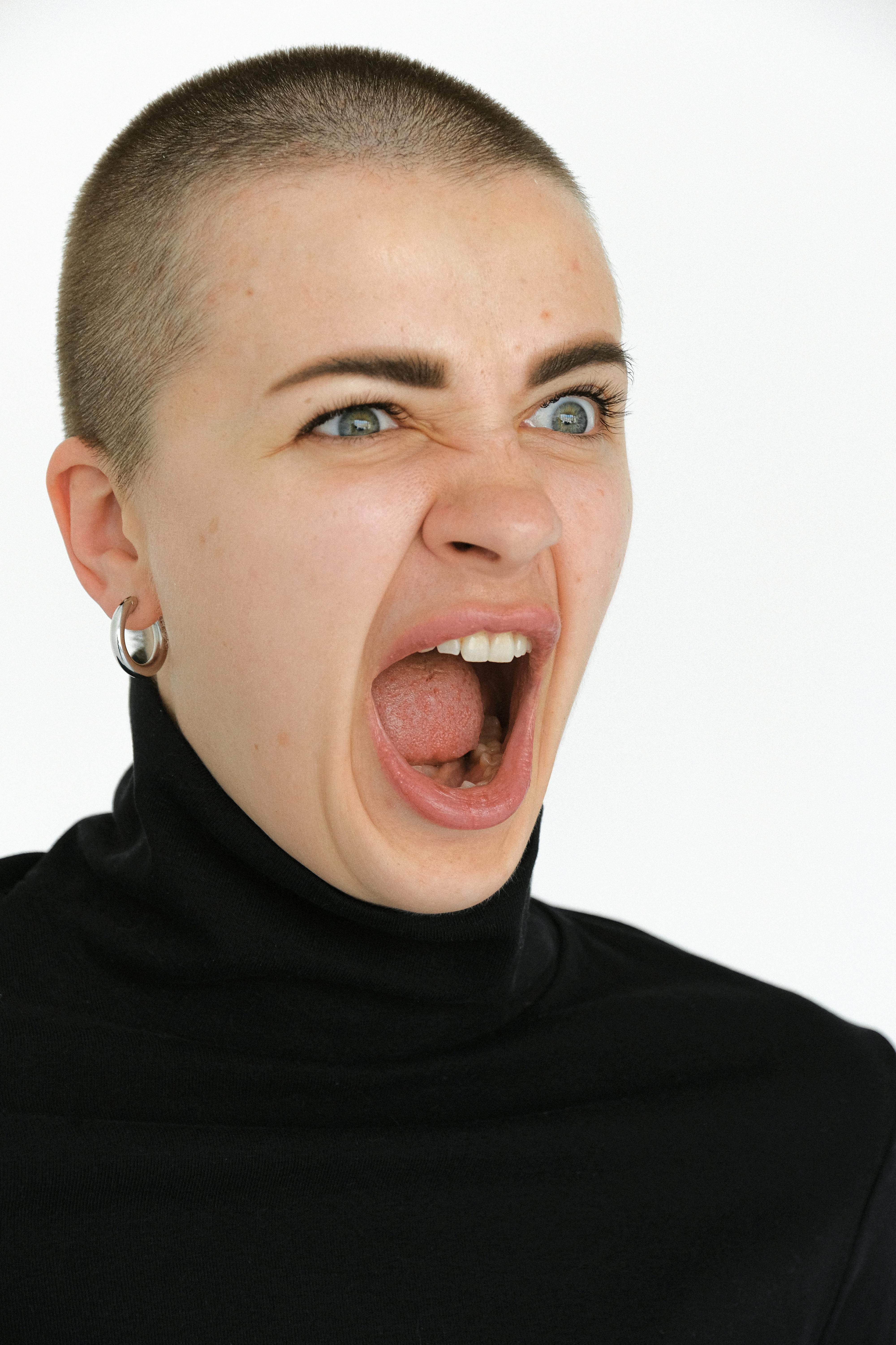 An angry woman shouting | Source: Pexels