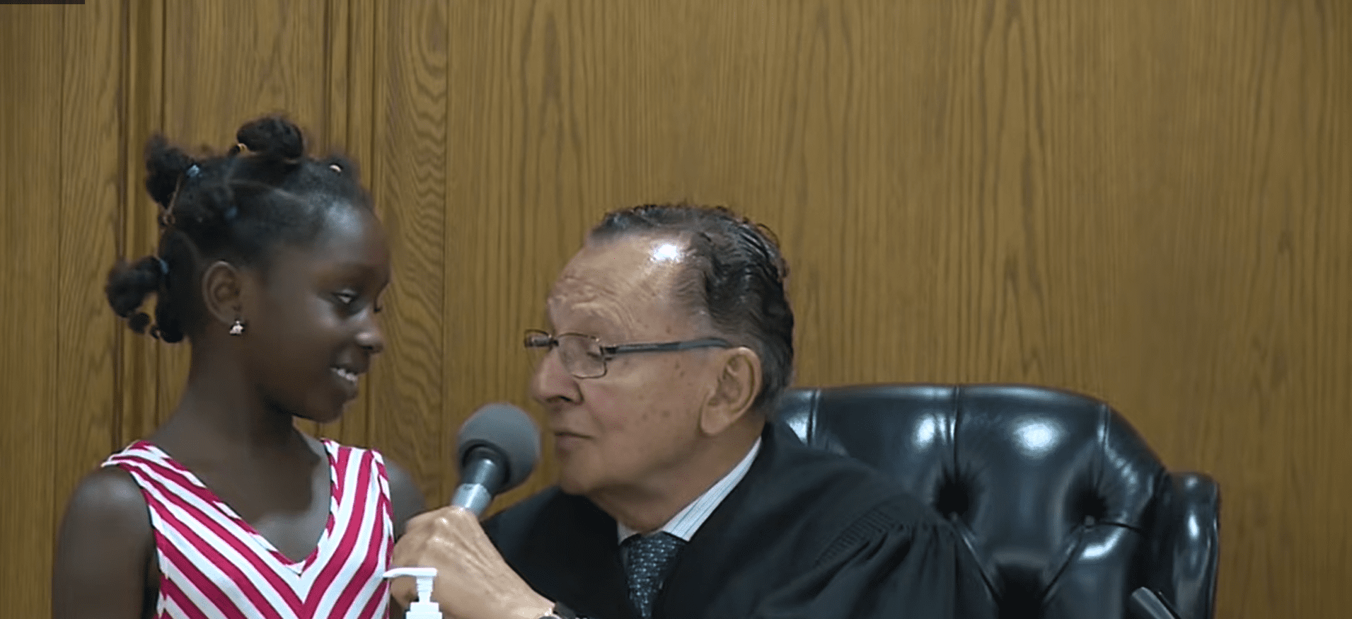 Janice and Judge Frank Caprio talking to one another. │Source: youtube.com/Caught in Providence
