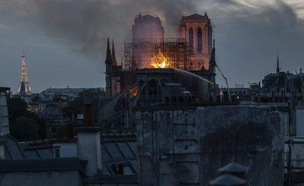 Cathédrale Notre dame en feu. | Photo : Facebook