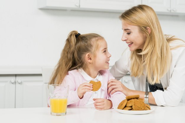 A mother and daughter. Photo: Freepik