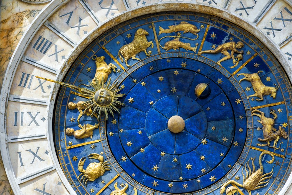 Antiguo reloj astrológico. | Foto: Shutterstock