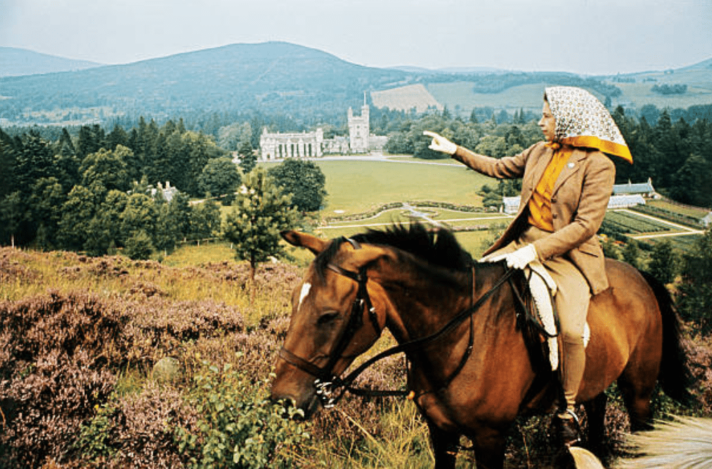 La reine a cheval au cours des vacances d'été annuelles de la famille royale en septembre 1971, Balmoral, Ecosse | Getty Images