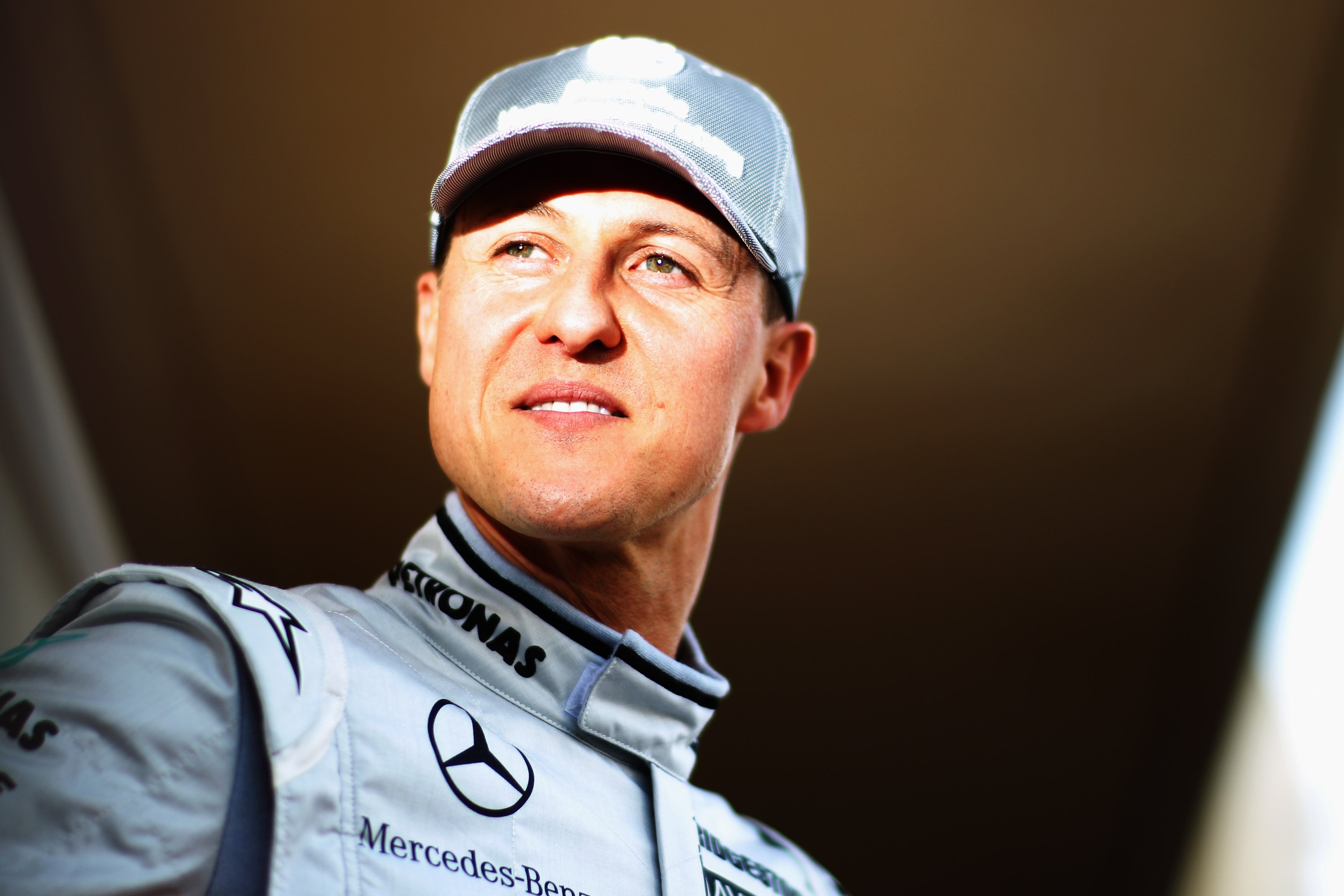 Michael Schumacher nimmt an der offiziellen Porträtsitzung des Fahrers während der Vorschau auf den Formel-1-Grand-Prix von Bahrain am 11. März 2010 auf dem Bahrain International Circuit in Sakir, Bahrain, teil. | Quelle: Getty Images