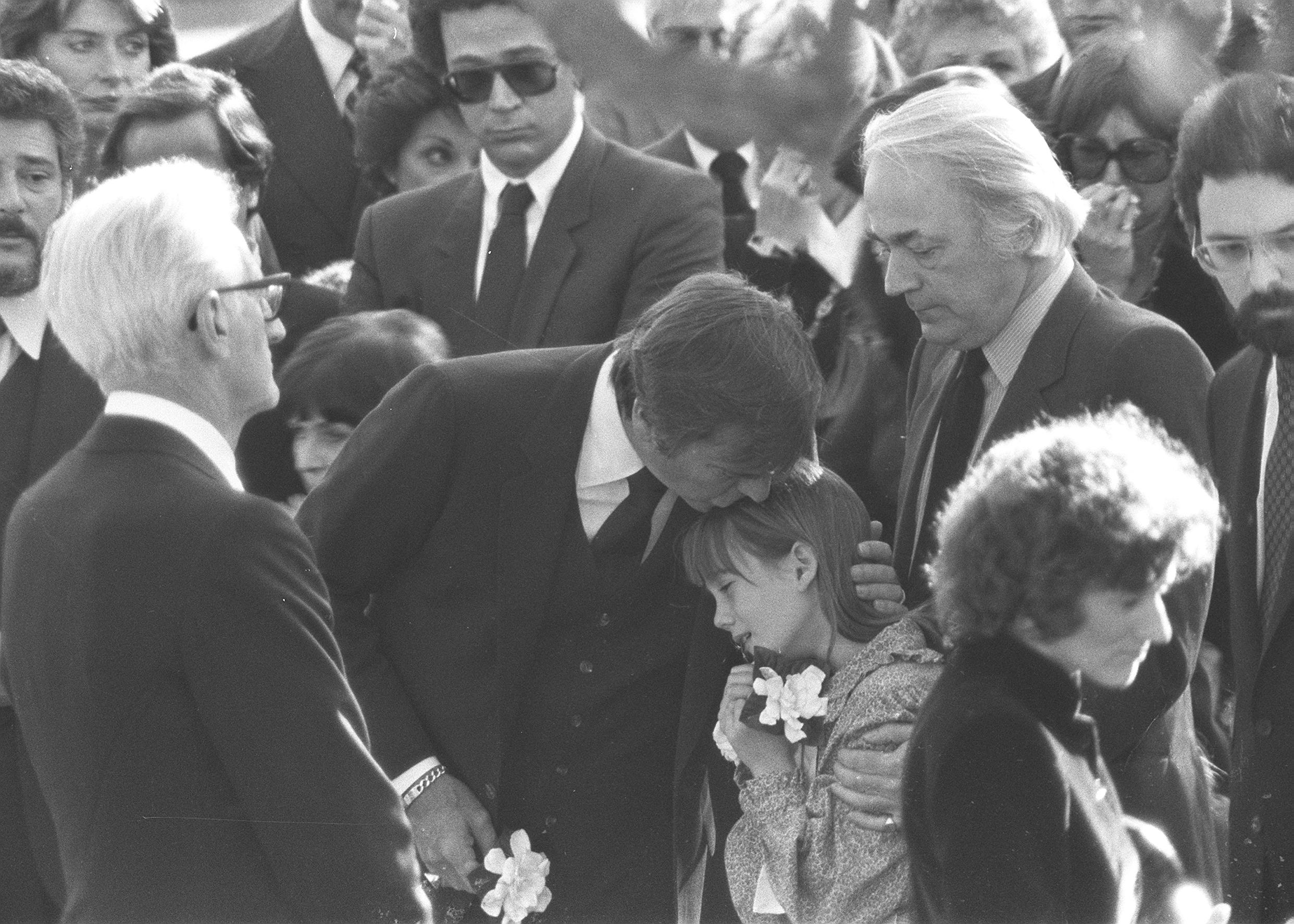Robert Wagner comforts his daughter Courtney Brooke Wagner at Natalie Wood's funeral in December 1981. ┃Source: Getty Images