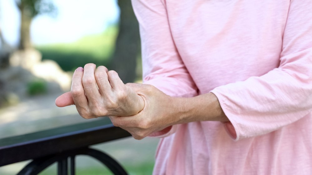 Mujer mayor con debilidad muscular. Fuente: Shutterstock