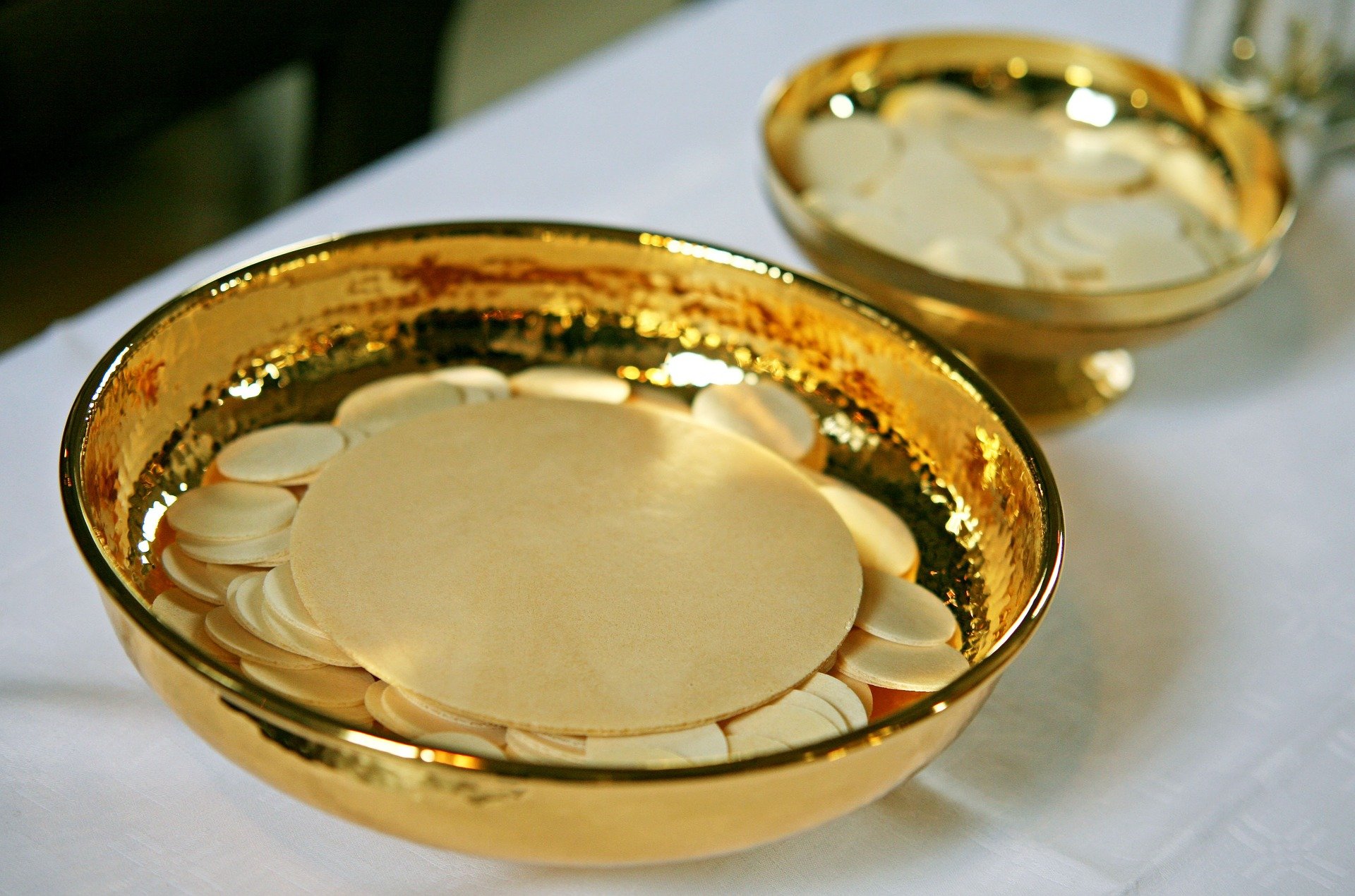 Hostias en bol dorado. Fuente: Pixabay