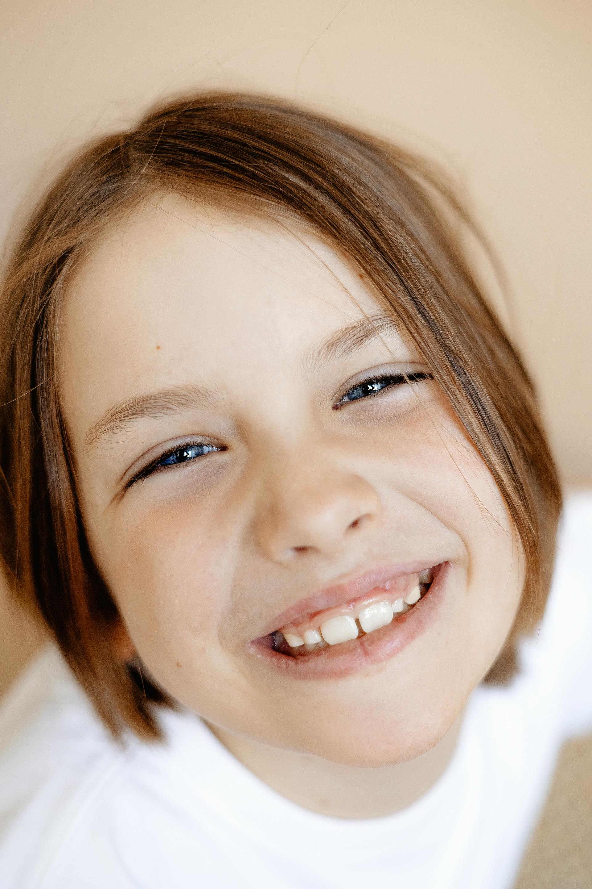 A smiling girl looking up | Source: Pexels