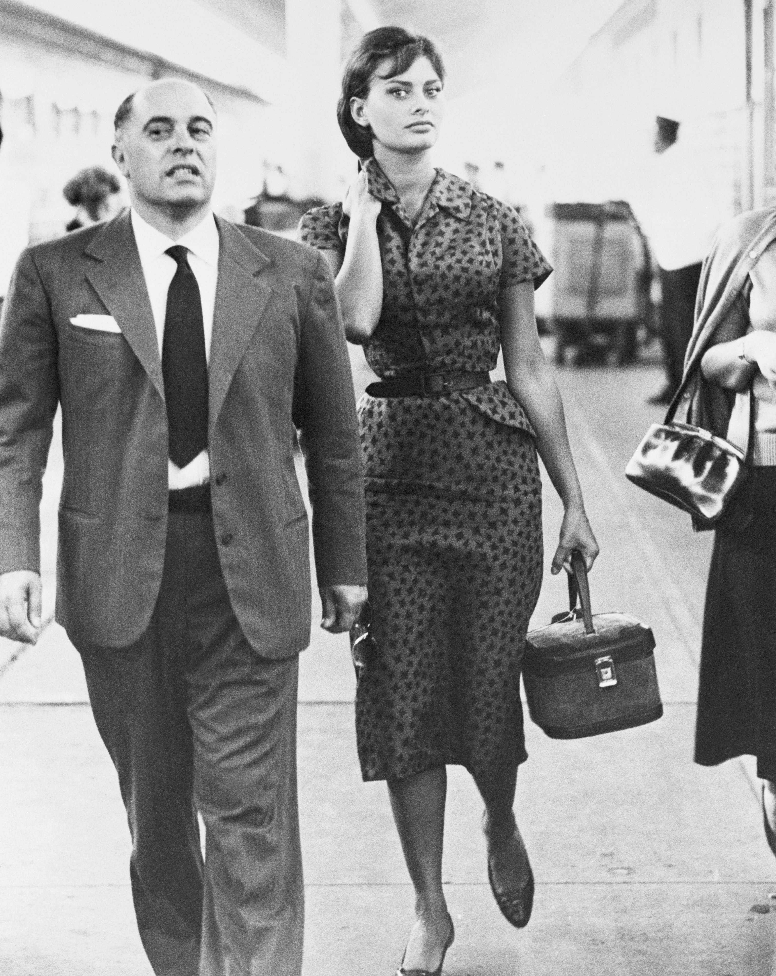 Carlo Ponti Sr. and Sophia Loren at the Los Angeles Union Terminal Station on  September 27, 1957. | Source: Bettmann/Getty Images