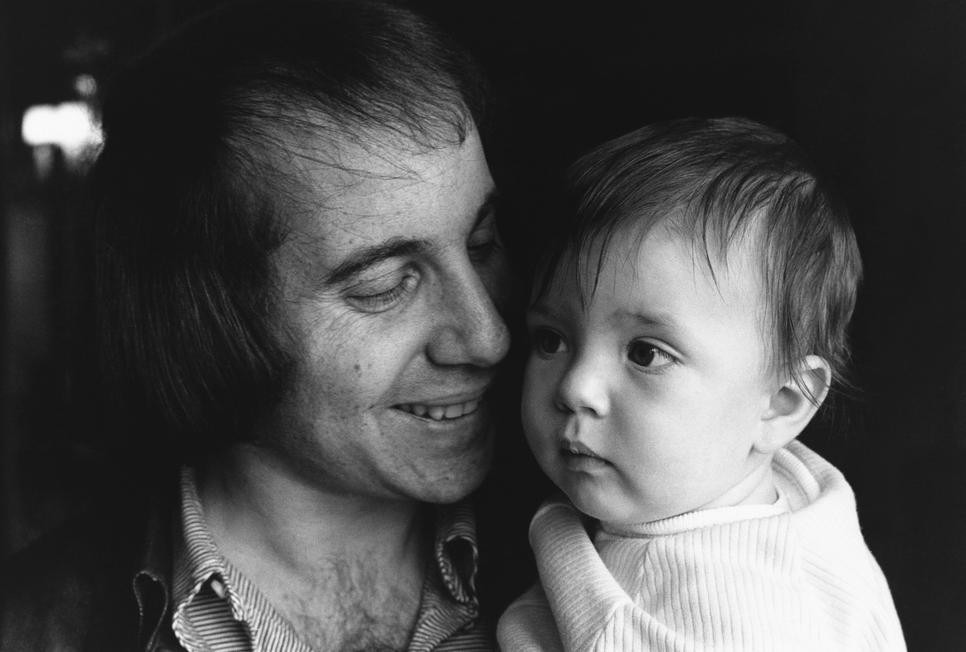 Paul Simon and his son, Harper Simon, when he was a baby on June 7, 1973. | Source: Getty Images