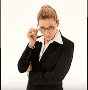 Super Nanny avec une lunette | Youtube/jipayfrdelsur Super Nanny avec une lunette | Youtube/jipayfrdelsur