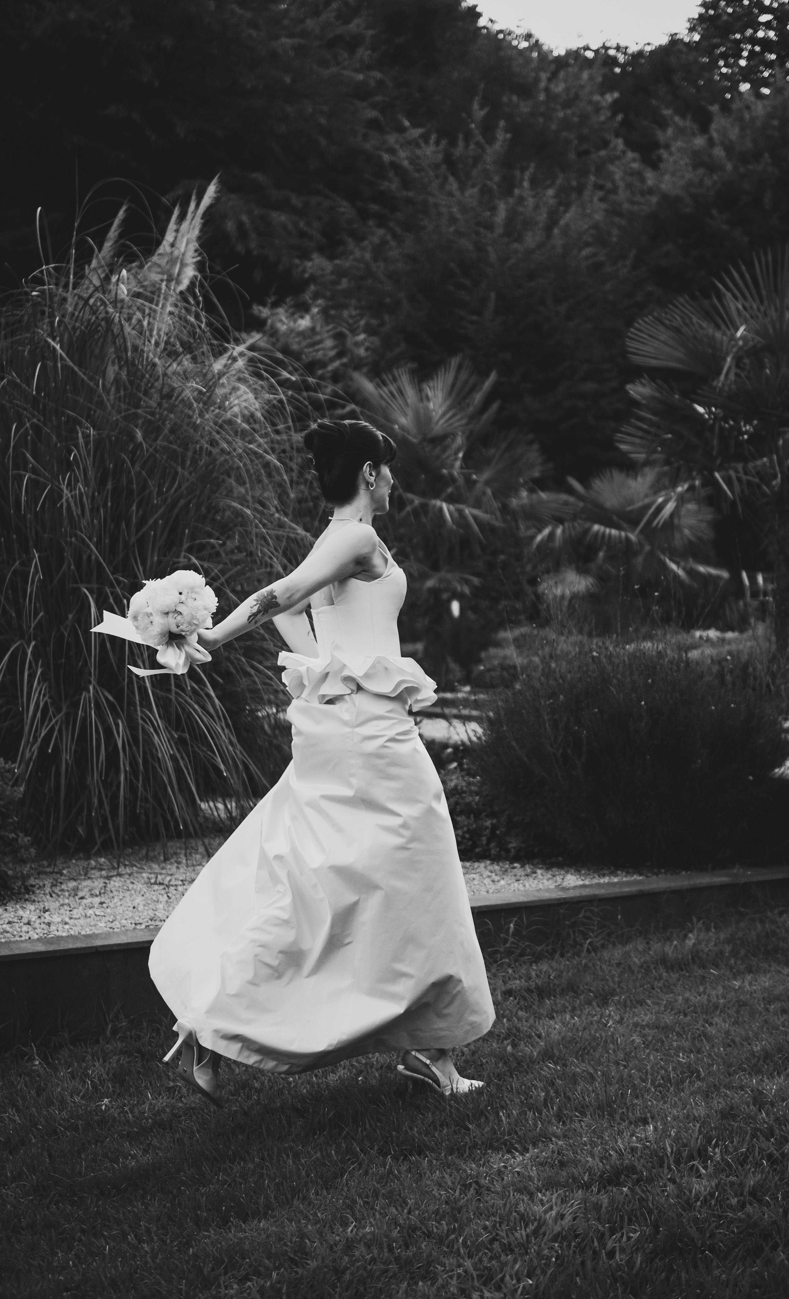 A bride running away | Source: Pexels
