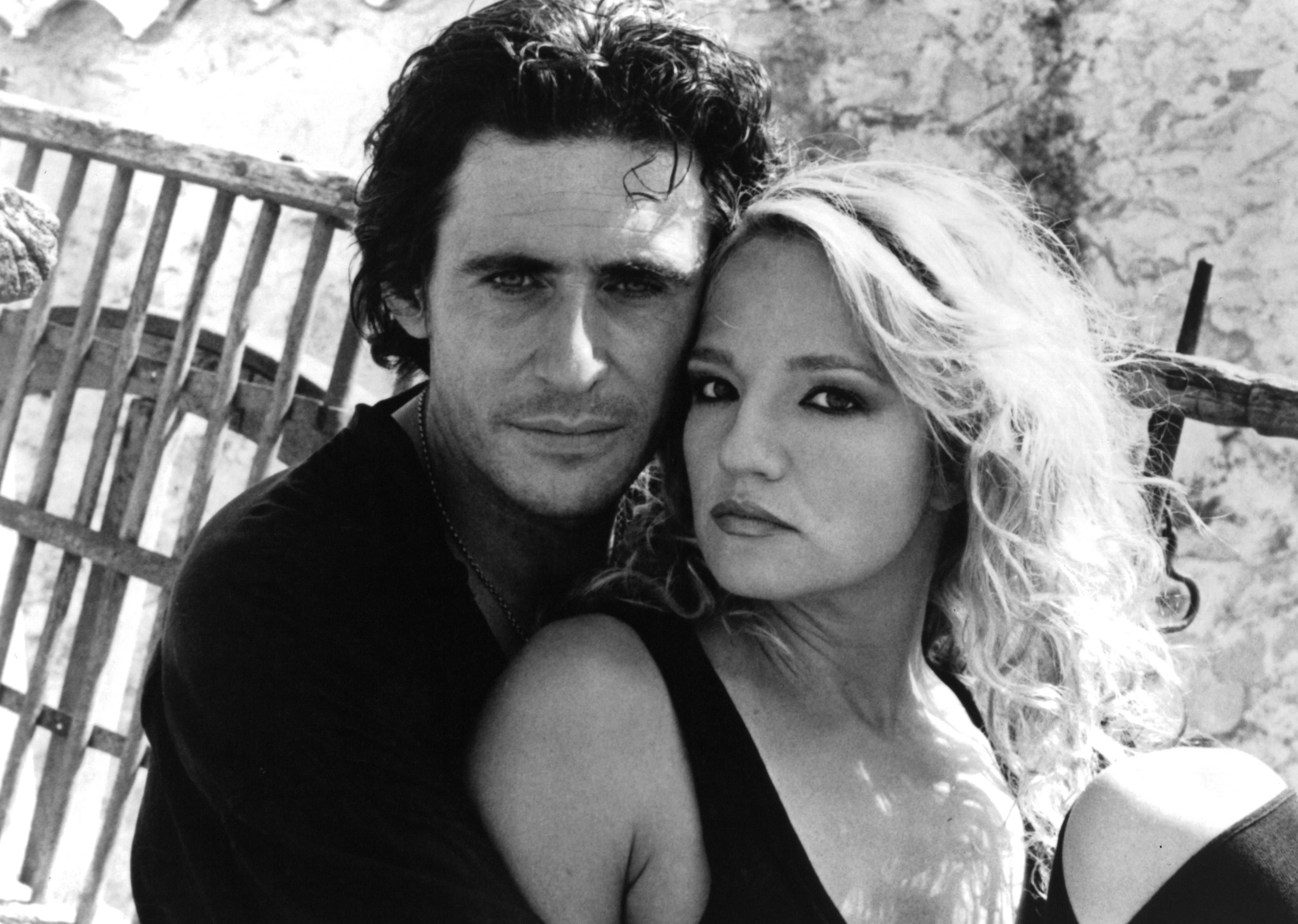 Actor Gabriel Byrne and actress Ellen Barkin on set of the movie "Siesta" circa 1987. | Source: Getty Images