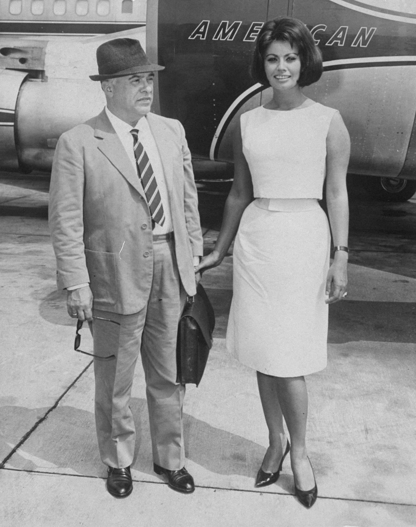 Sophia Loren mit ihrem Ehemann Carlo Ponti, bevor sie am Flughafen Idlewild in Richtung Westküste in ein Düsenflugzeug einsteigen. | Quelle: Getty Images