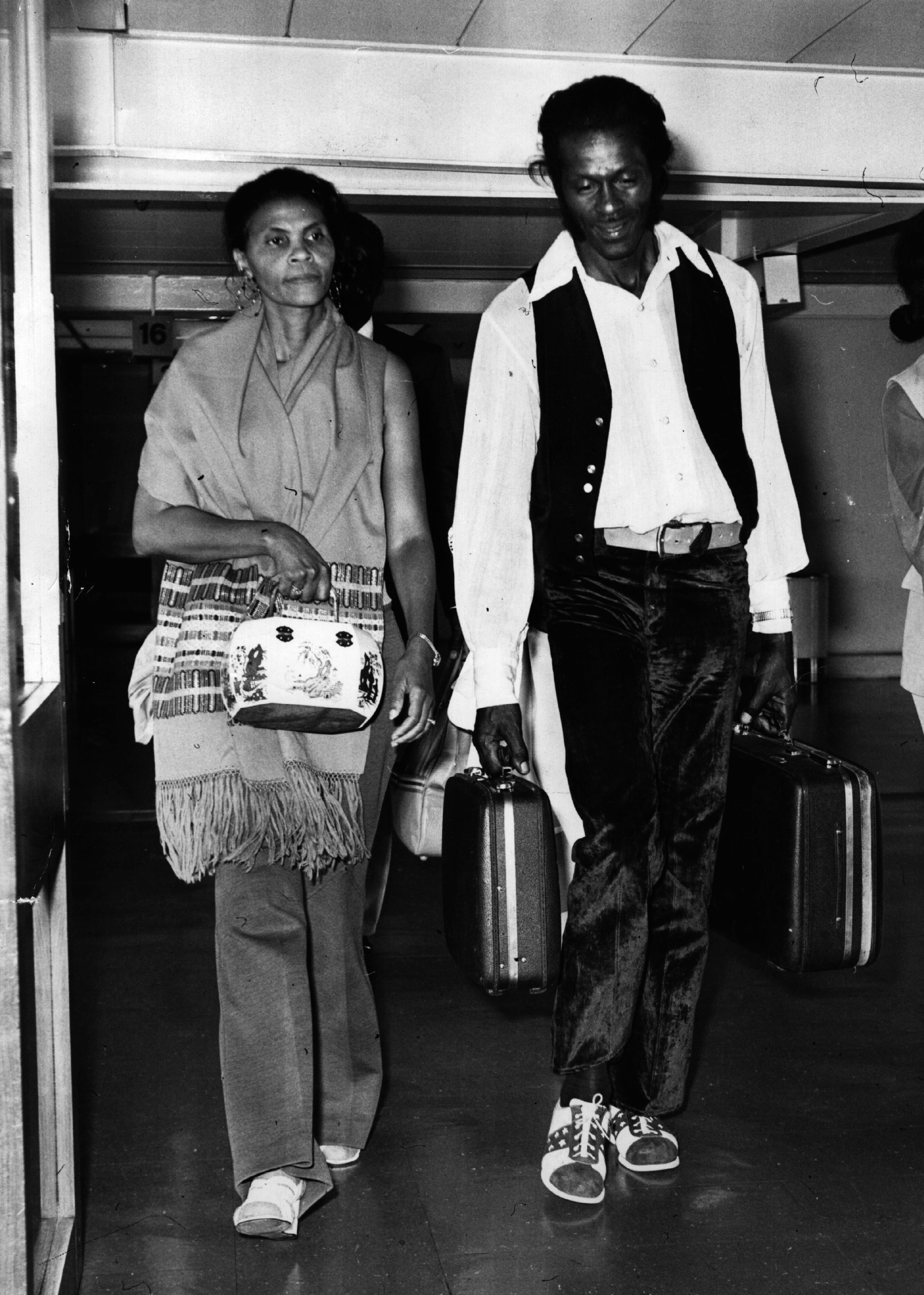 Chuck Berry and Themetta Suggs arrive at Heathrow Airport on August 1, 1972, in Hounslow, England. | Source: Getty Images